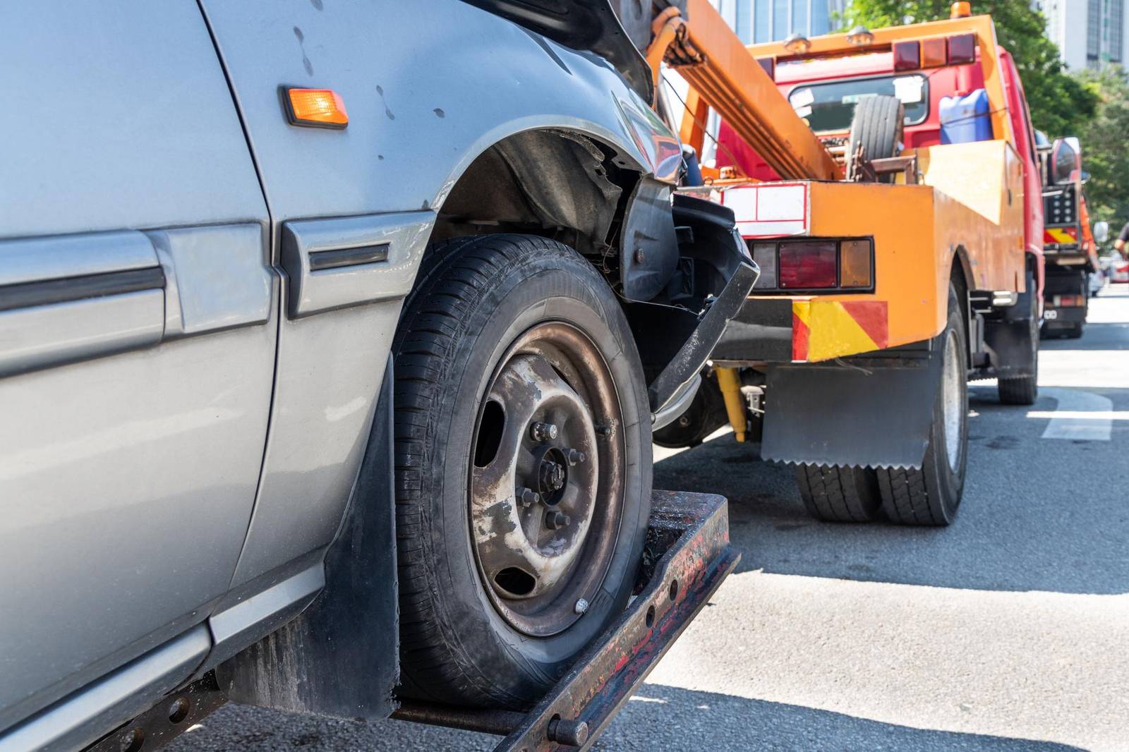 Auto incidentata pronta per essere caricata sul carro attrezzi