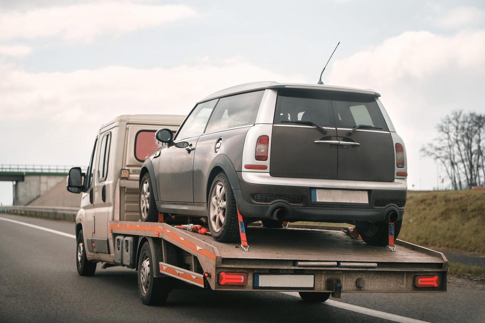 Auto ancorata con cinghie sul pianale di un carro attrezzi